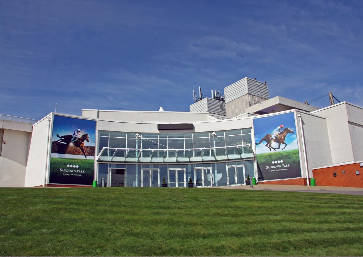 Sandown Park Отель Эшер